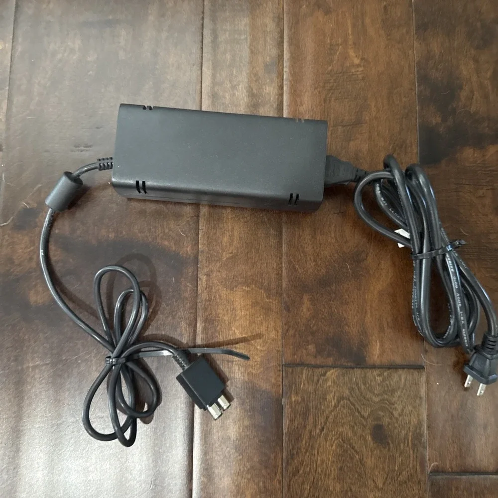 Xbox 360 250GB Black Console Bundle with 1 Controller and Kinect